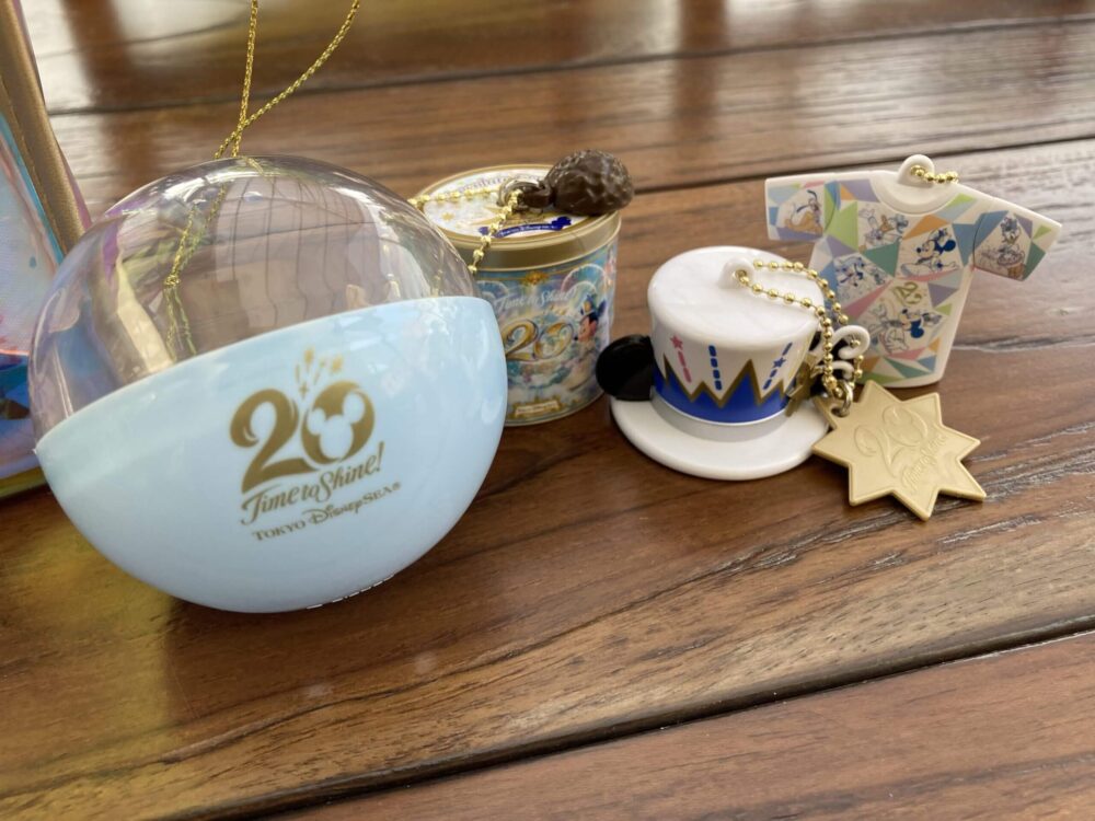 直送商品 東京ディズニーランド40周年 カプセルトイ クランチ缶